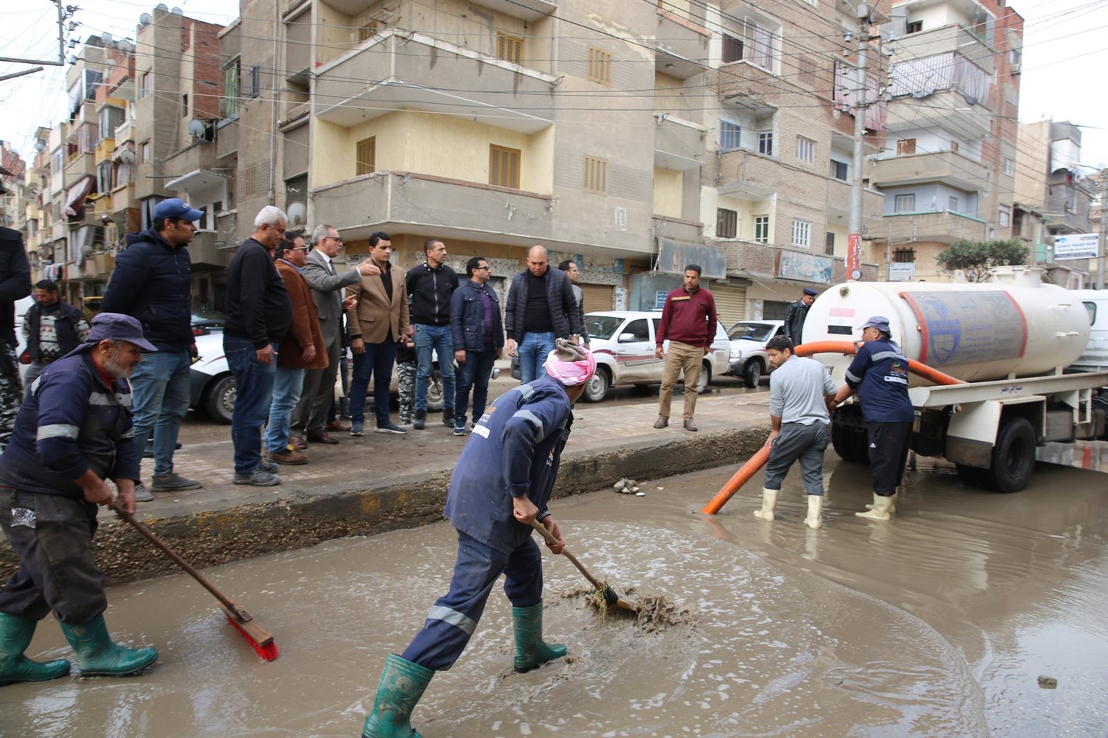 محافظ كفر الشيخ يتابع جهود أعمال رفع مخلفات الأمطار من الشوارع 