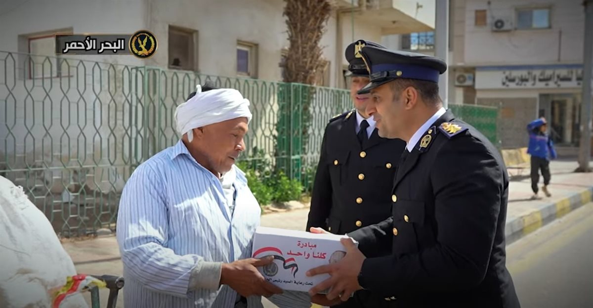 الداخلية تطلق مبادرة مأموري أقسام الشرطة لتوزيع المساعدات العينية بالمجان على الأسر&nbsp;