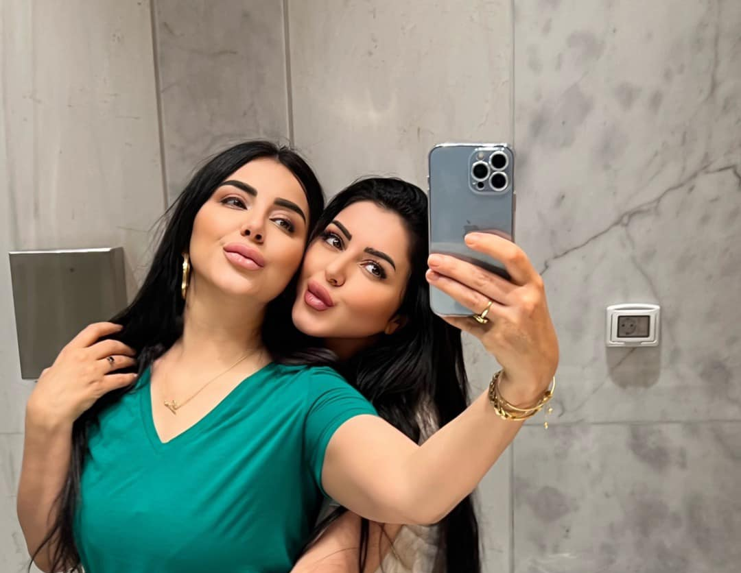 &nbsp;إيناس النجار&nbsp;وشقيقتها سوار النجار