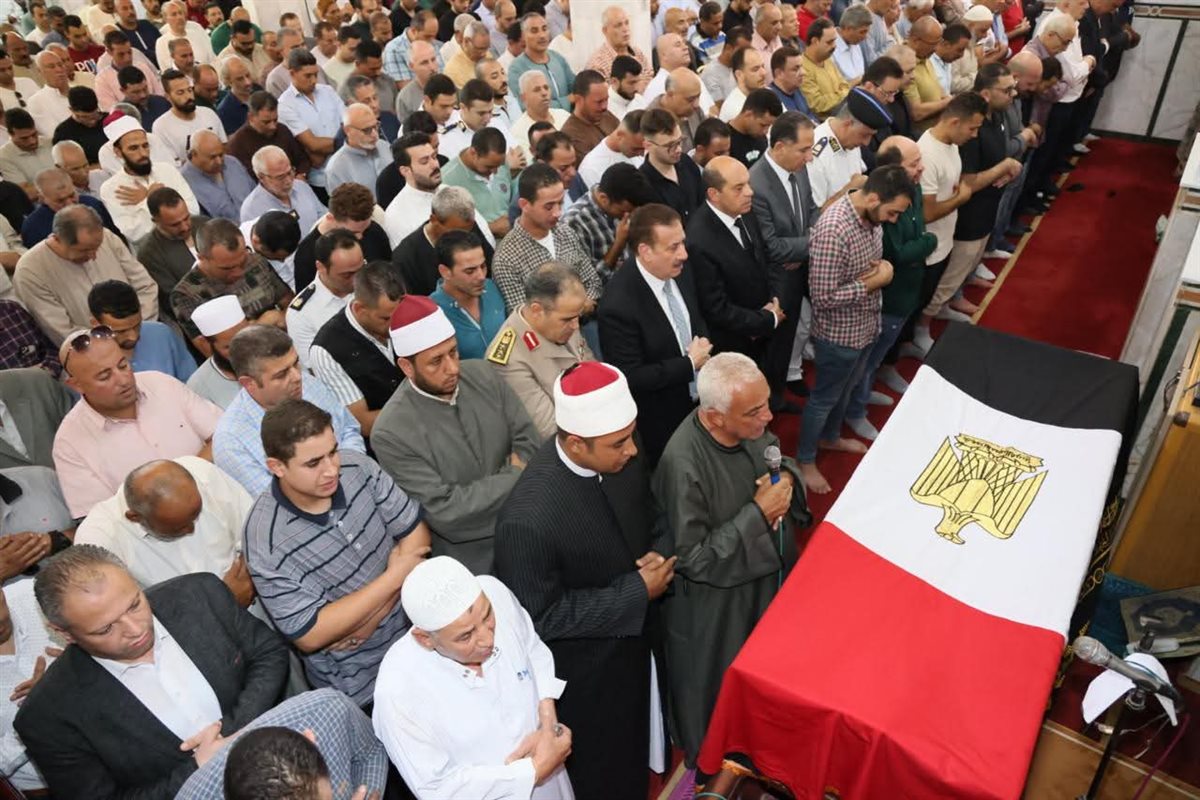 الأب يصلي على ابنه الجنازة&nbsp;