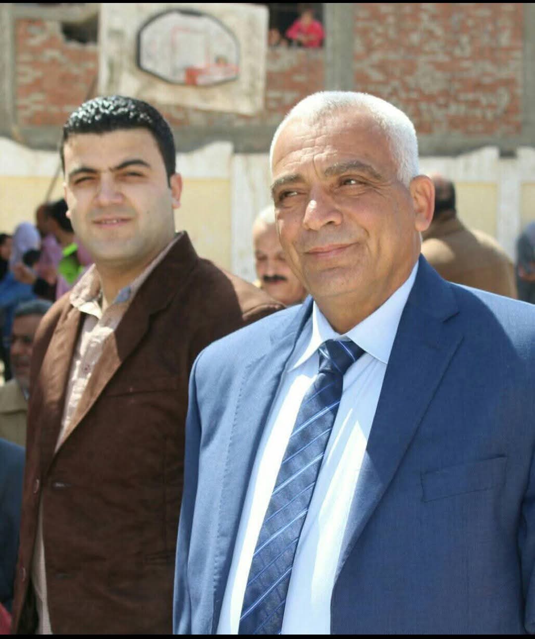 الأب وابنه وهو علي قيد الحياة&nbsp;