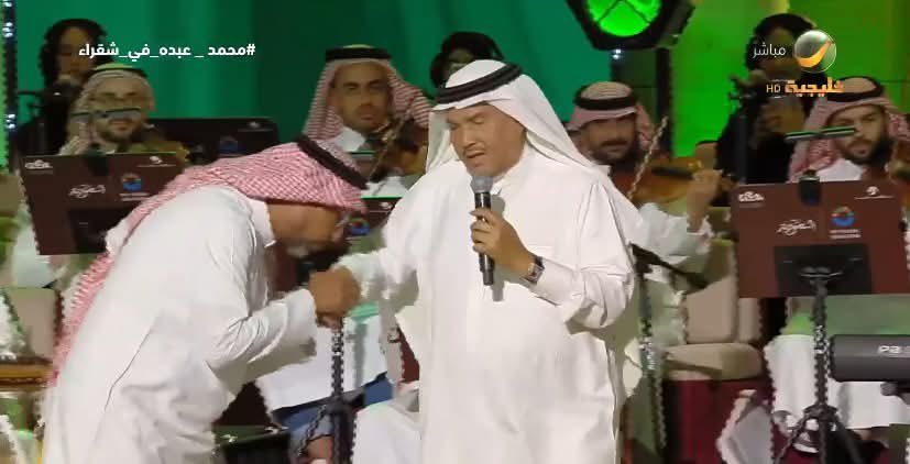 &nbsp;هاني فرحات يقبل يد محمد عبده