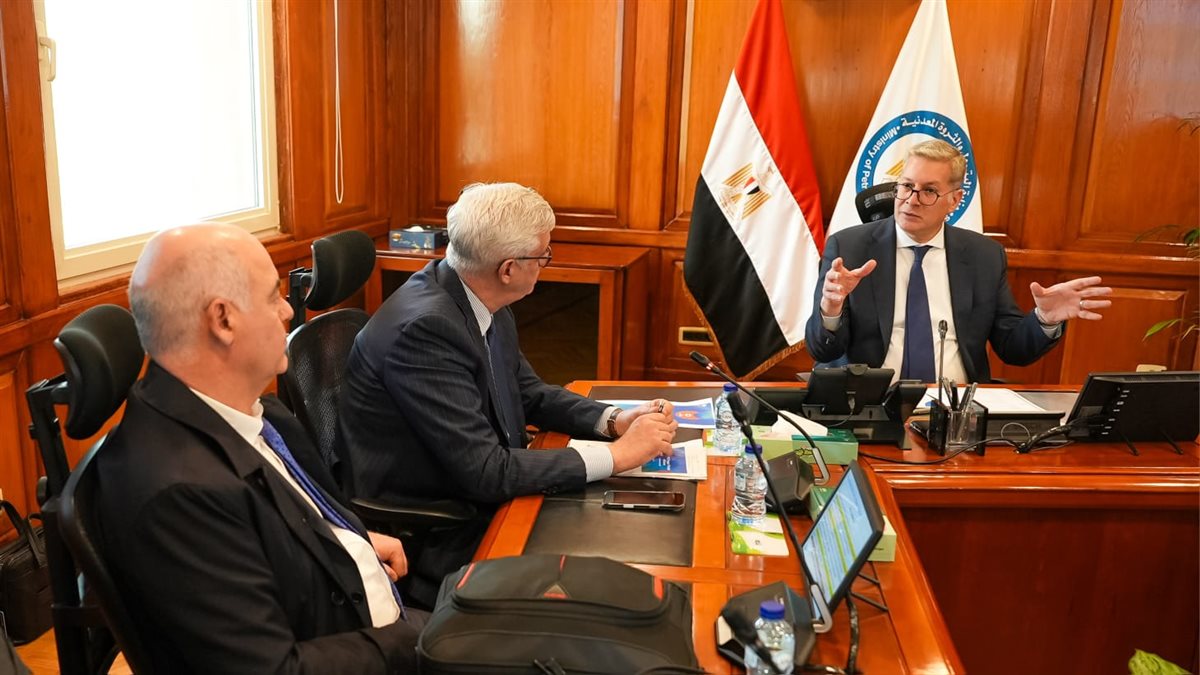 وزير البترول يبحث مع 