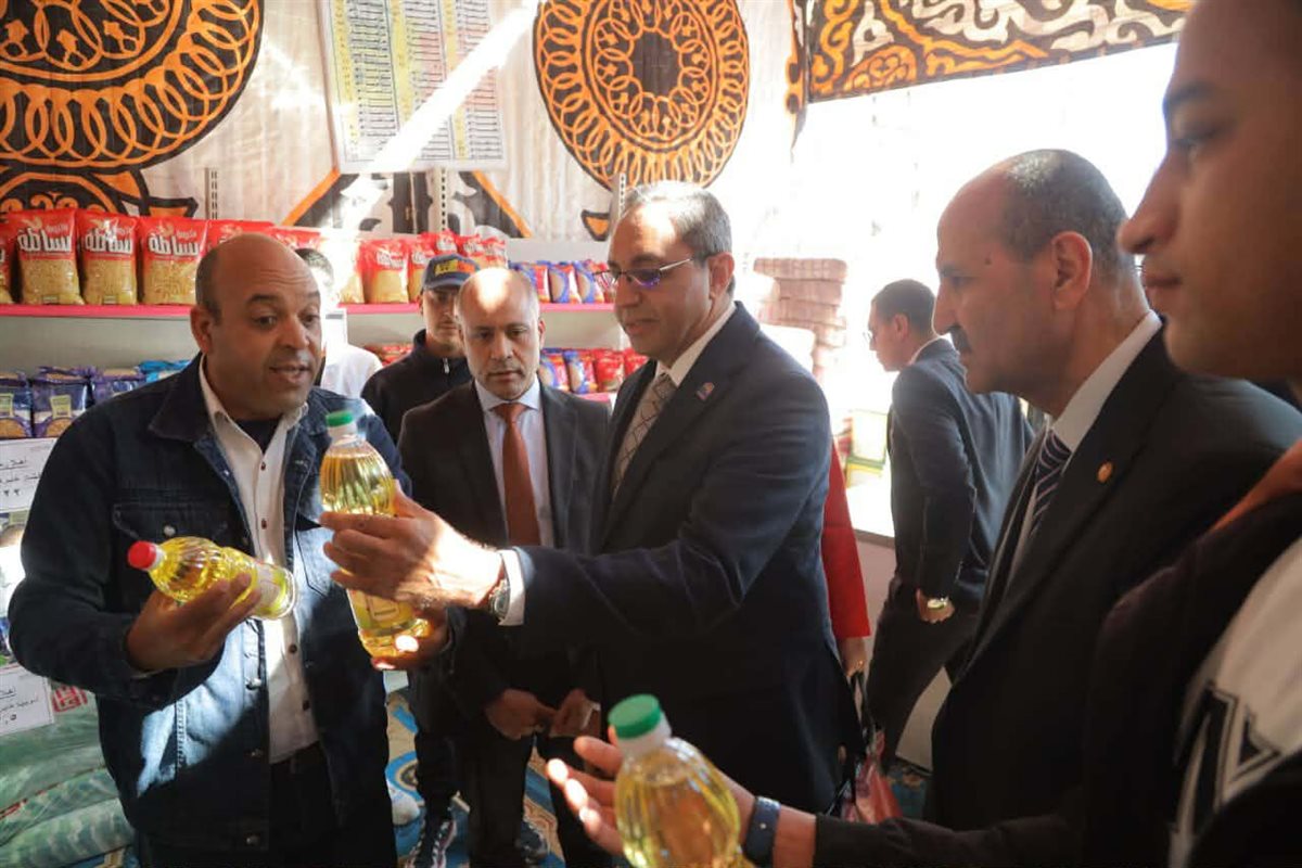 زيارة المحافظ للمعرض