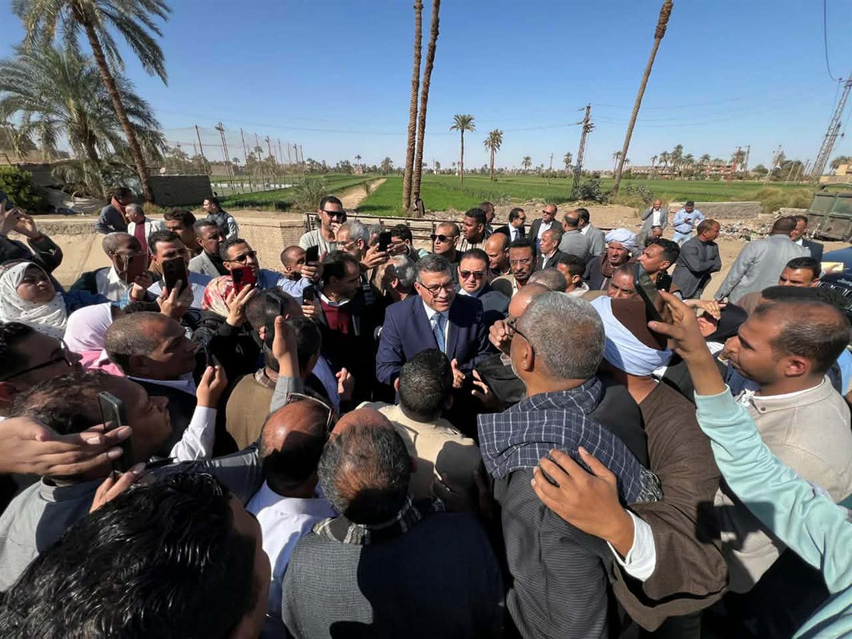 المحافظ مع الأهالي