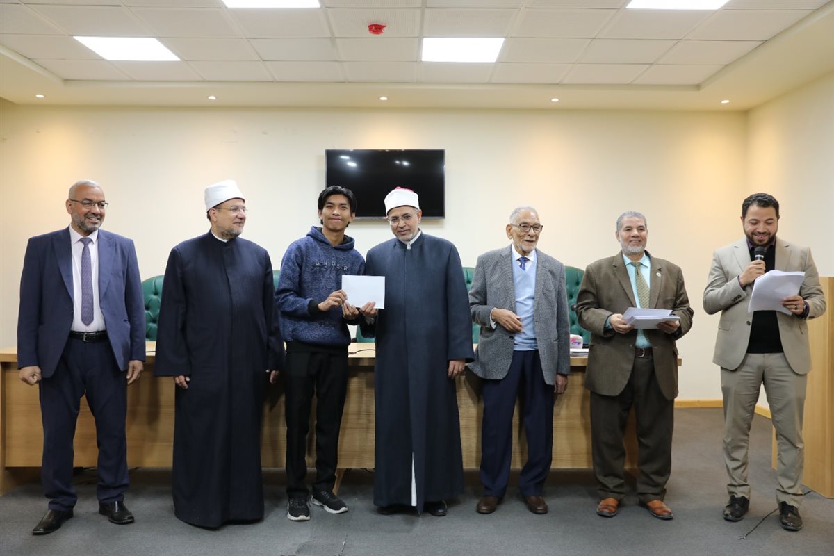 رئيس جامعة الأزهر يكرم حفظة القرآن الكريم