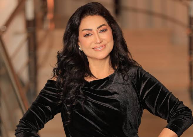الفنانة وفاء عامر