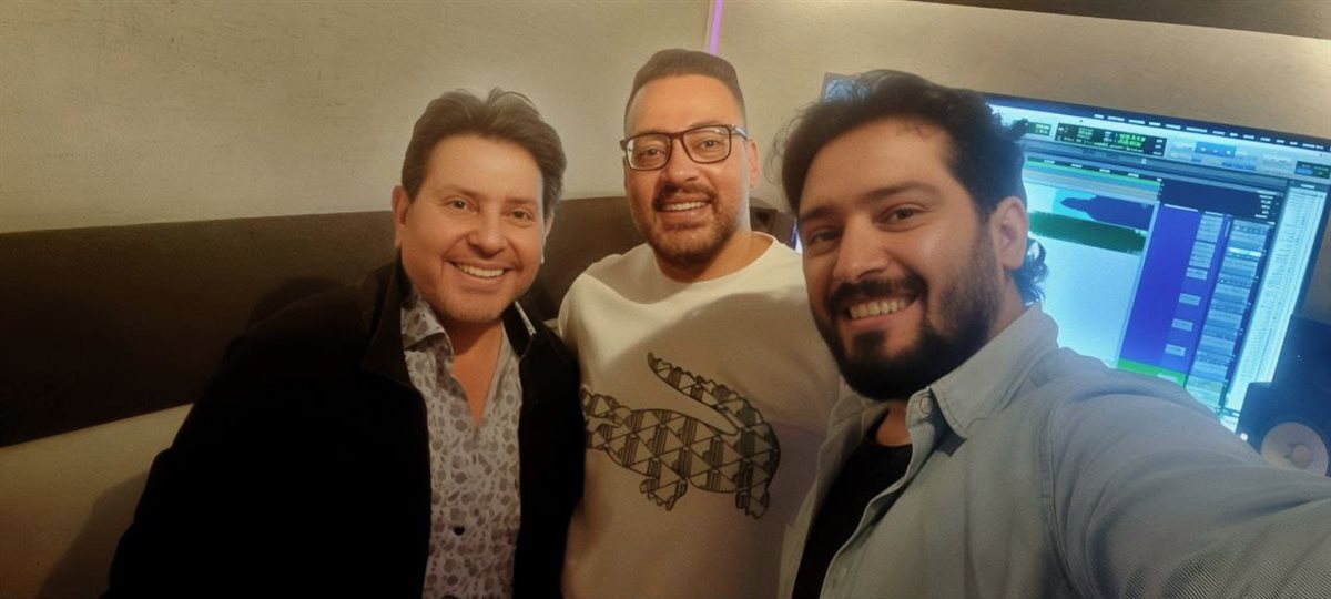 خلال تسجيل الأغنية الجديدة&nbsp;