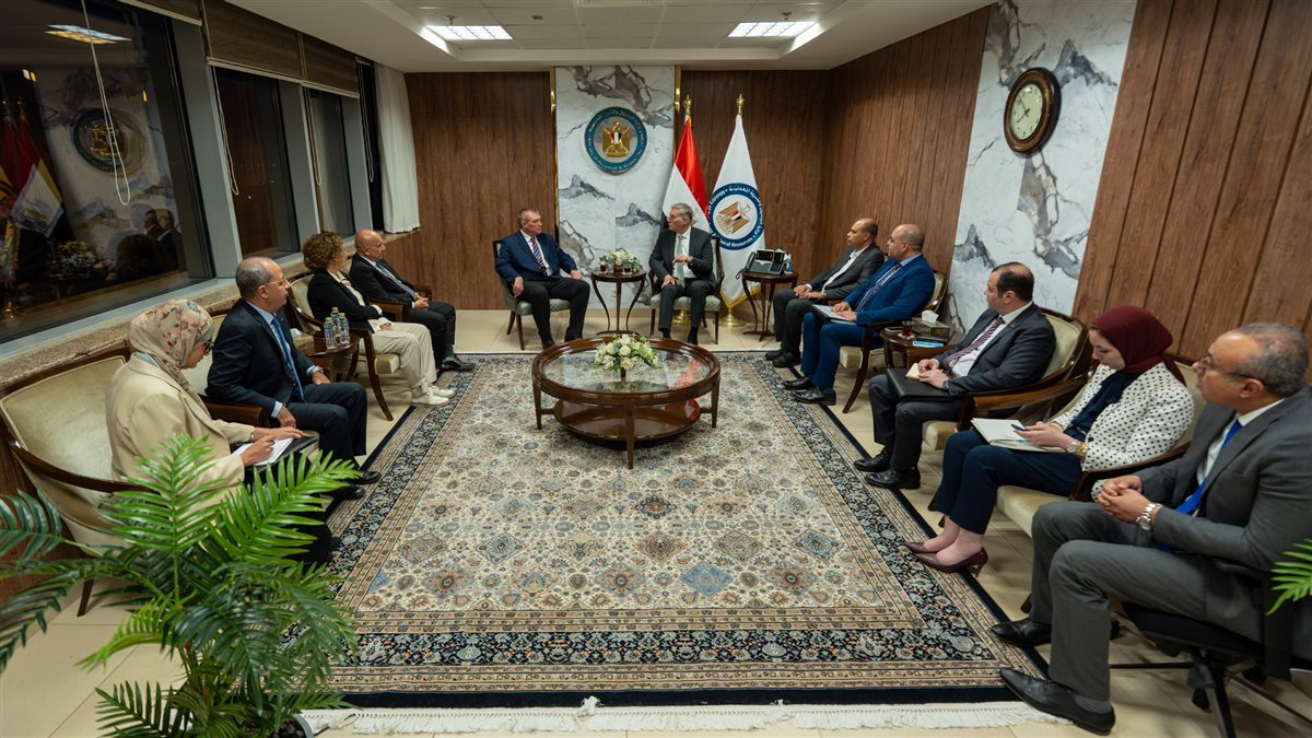وزير البترول يبحث مع 
