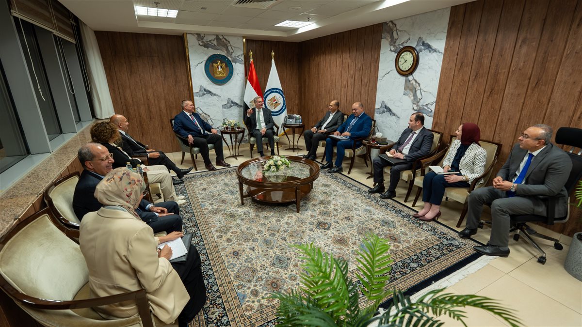 وزير البترول يبحث مع 