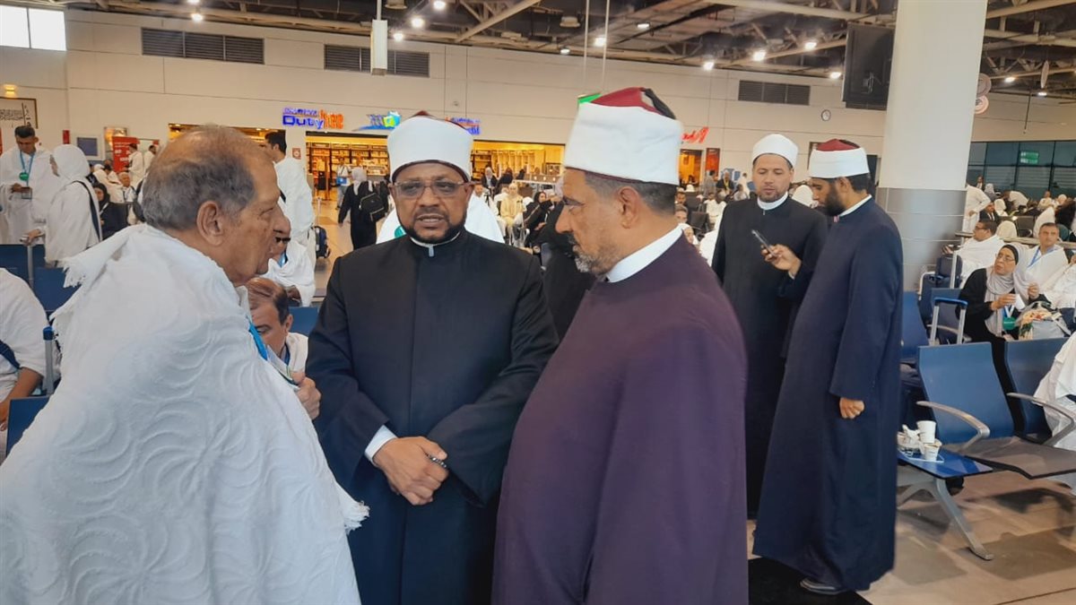 أمين البحوث الإسلامية يتفقَّد قافلة التوعية بموسم الحج في مطار القاهرة