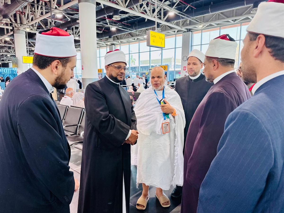 أمين البحوث الإسلامية يتفقَّد قافلة التوعية بموسم الحج في مطار القاهرة