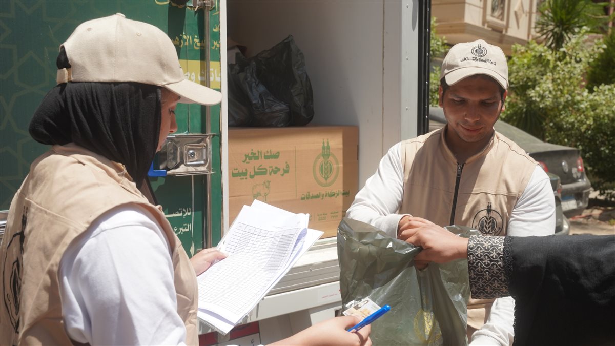بيت الزكاة ينتهي من توزيع لحوم الأضاحي على الأسر المستحقة في صعيد مصر