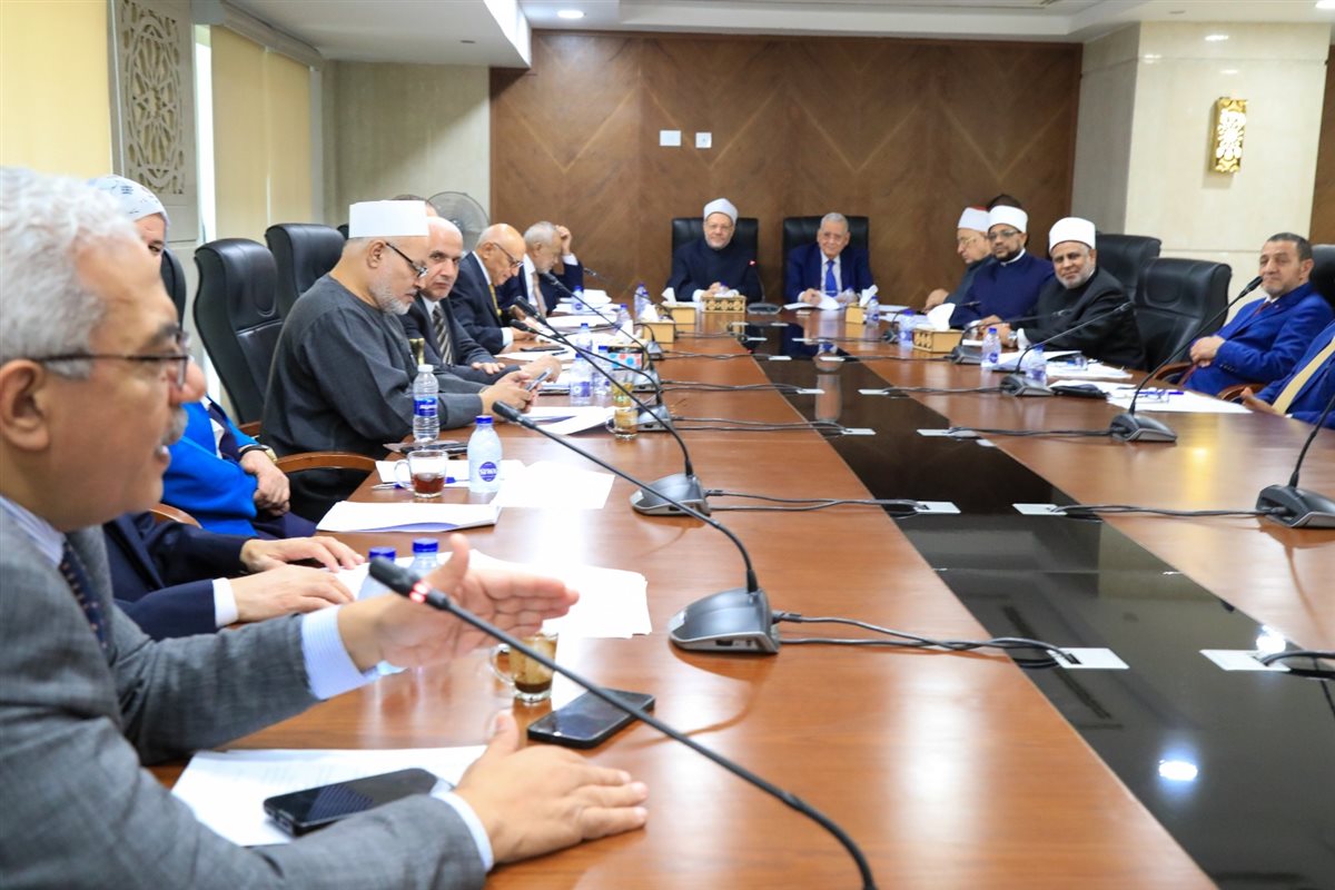 البحوث الإسلامية يناقش قضايا شرعية معاصرة تتعلق بالتطبيقات الطبية الحديثة