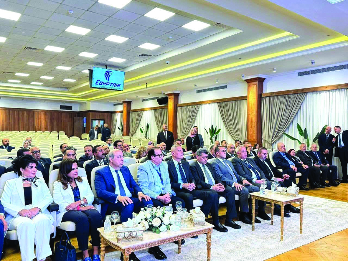 أعضاء مجلس النواب والشيوخ خلال الاستماع إلى تطوير الخدمات الجوية لمصر للطيران