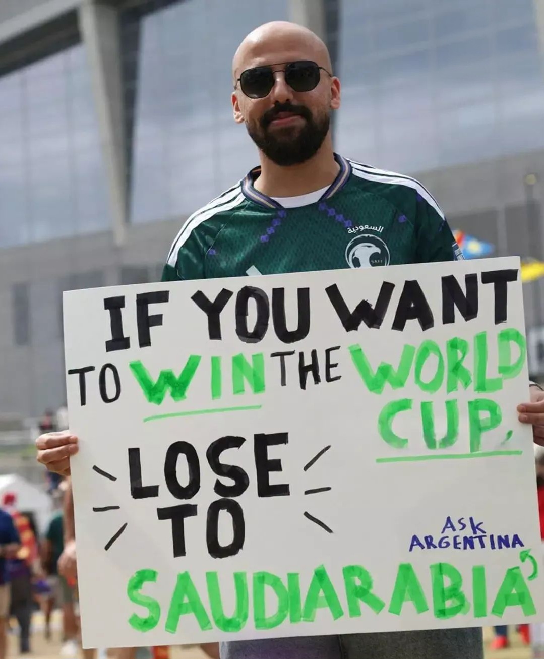 مشجع سعودي يستحضر ذكرى الأرجنتين قبل مواجهة إسبانيا في كأس العالم