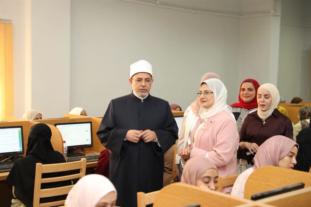 رئيس جامعة الأزهر يتابع سير الاختبارات الإلكترونية لطالبات طب بنات