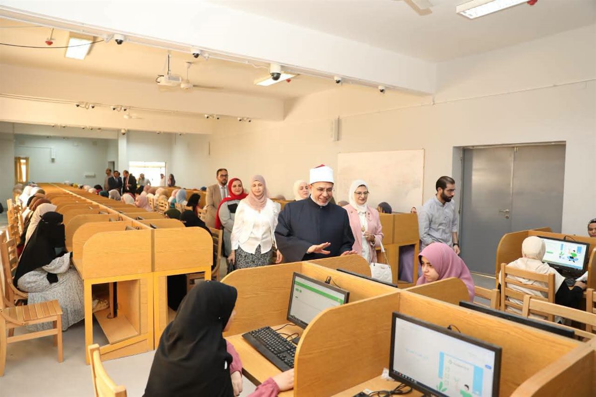 رئيس جامعة الأزهر يتابع سير الاختبارات الإلكترونية لطالبات طب بنات