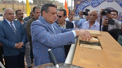 وزير التنمية المحلية يضع حجر أساس مركز خدمات مصر بالعريش 