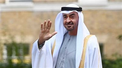 بدون حراسة.. محمد بن زايد يلتقط صور تذكارية مع المواطنين في العلمين