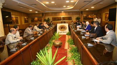 محافظ الغربية يناقش الموقف الصحي وحجم الخدمات الطبية المقدمة للمرضى