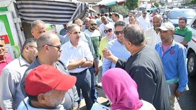 محافظ الغربية يتفقد منافذ السلع الغذائية بكفر الزيات
