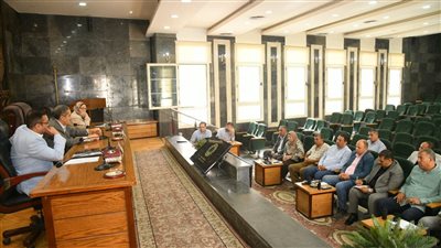محافظ الغربية يجتمع برؤساء المراكز والمدن والأحياء