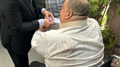 قاضٍ يخرج من اللجنة لمساعدة مواطن للأدلاء بصوته في الغربية