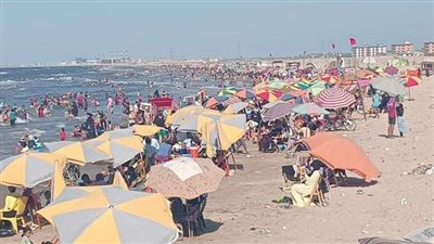 استمرار توافد المصطافين على شواطئ جمصة 