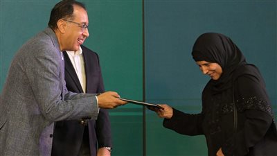 مدبولي يسلم عددًا من عقود الوحدات السكنية للمستفيدين بمشروع داره بالسويس