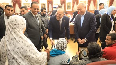 محافظ القاهرة يسلم 90 عقد عمل منها 70 عقد لذوي الهمم 