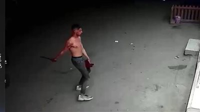 ظهور شاب عاري الصدر بالسنبلاوين يحمل سكينا ووجهه ملطخ بالدماء