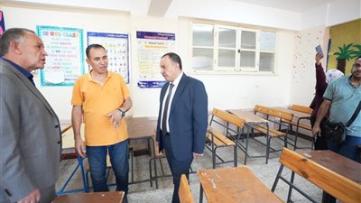 محافظ أسيوط يتابع جاهزية المدارس والكنترول لامتحانات الثانوية العامة