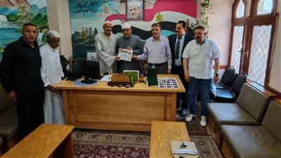 البحيرة الازهرية تكرم عاملين أعادا 450 ألف جنيه لصاحبها