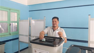 سبق الجميع.. أول ناخب يدلي بصوته مع دقات التاسعة في الغردقة