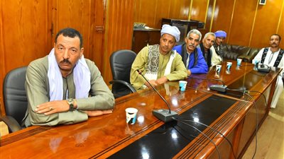 محافظ أسيوط يلتقي المزارعين لمناقشة تعظيم الاستفادة من الأراضي الصحراوية 