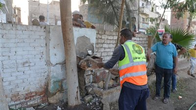 محافظ أسيوط يقود حملة موسعة لإزالة الإشغالات المخالفة بميدان القناطر 