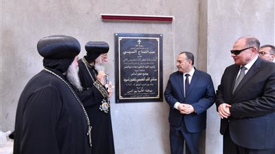 محافظ أسيوط والبابا تواضروس يضعان حجر الأساس لمستشفى القلب التخصصي بالمعلمين 