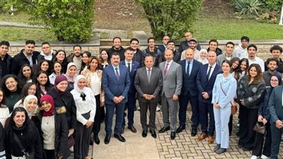 سفير مصر في بودابست يلتقي بالطلاب المصريين الدارسين بالجامعات المجرية