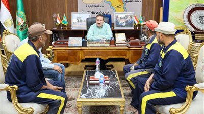 محافظ المنوفية يلتقى عدد من عمال النظافة ويقرر صرف مكافآت مالية