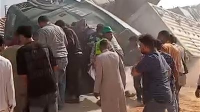 وفاة شخص وإصابة آخر بانقلاب سيارة نقل محملة بالذرة الصفراء بإقليمي المنوفية