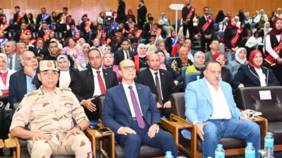 جامعة أسيوط تكرم اللواء الطيار سمير عزيز ميخائيل أحد أبطال حرب أكتوبر 