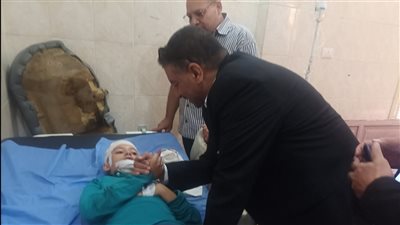 مدير تعليم نجع حمادي يطمئن علي الحالة الصحية لتلميذ الزهراء الخاصة المصاب 
