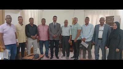 مدير تعليمية دشنا يكرم مدربي التأهيل التربوي للمعلمين الجدد 