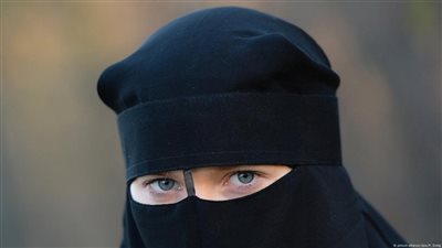 بين الفرض والفضيلة.. الحكم الشرعي في إظهار المرأة وجهها