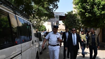 مدير أمن أسيوط يتفقد الحالة الأمنية لمقرات المواقع الانتخابية 