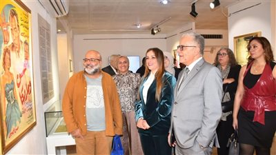 معرض “كادرات موازية” يجمع بين السينما والفنون التشكيلية 