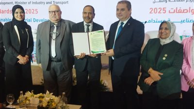 نائب رئيس الوزراء يكرم جامعة المنوفية كأول جامعة تحصل على تقرير البصمة الكربونية 