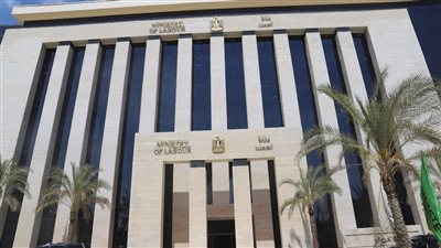 وزارة العمل تنجح في تسوية ودّية لنزاع عمالي.. وتعويض عامل مصاب 