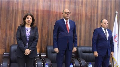 وزير العمل يسلم عقود عمل لذوي الهمم بالجامعة المصرية الصينية.. وندوة عن القانون الجديد